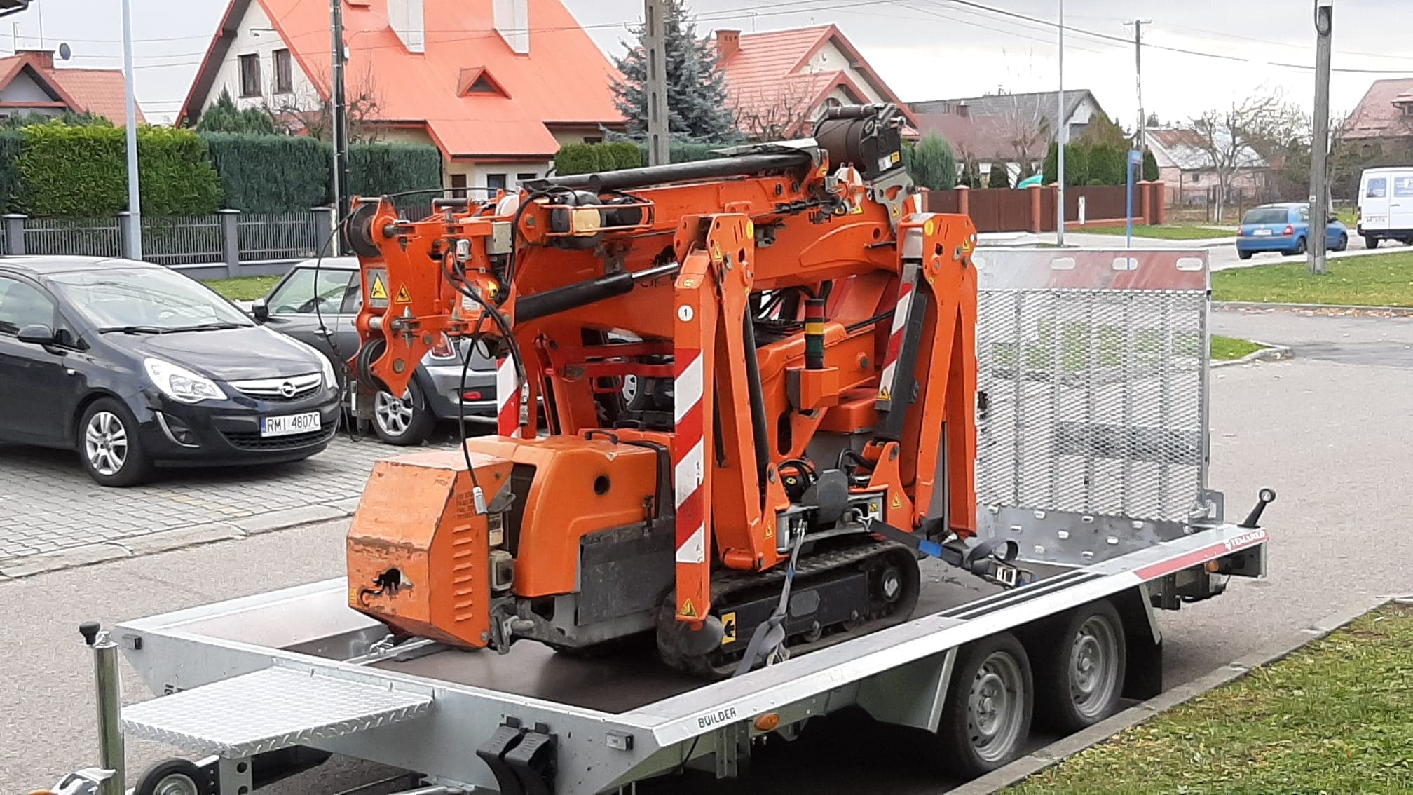 Mini żuraw JEKKO SPX 424 w pracy na budowie - KonikTrans