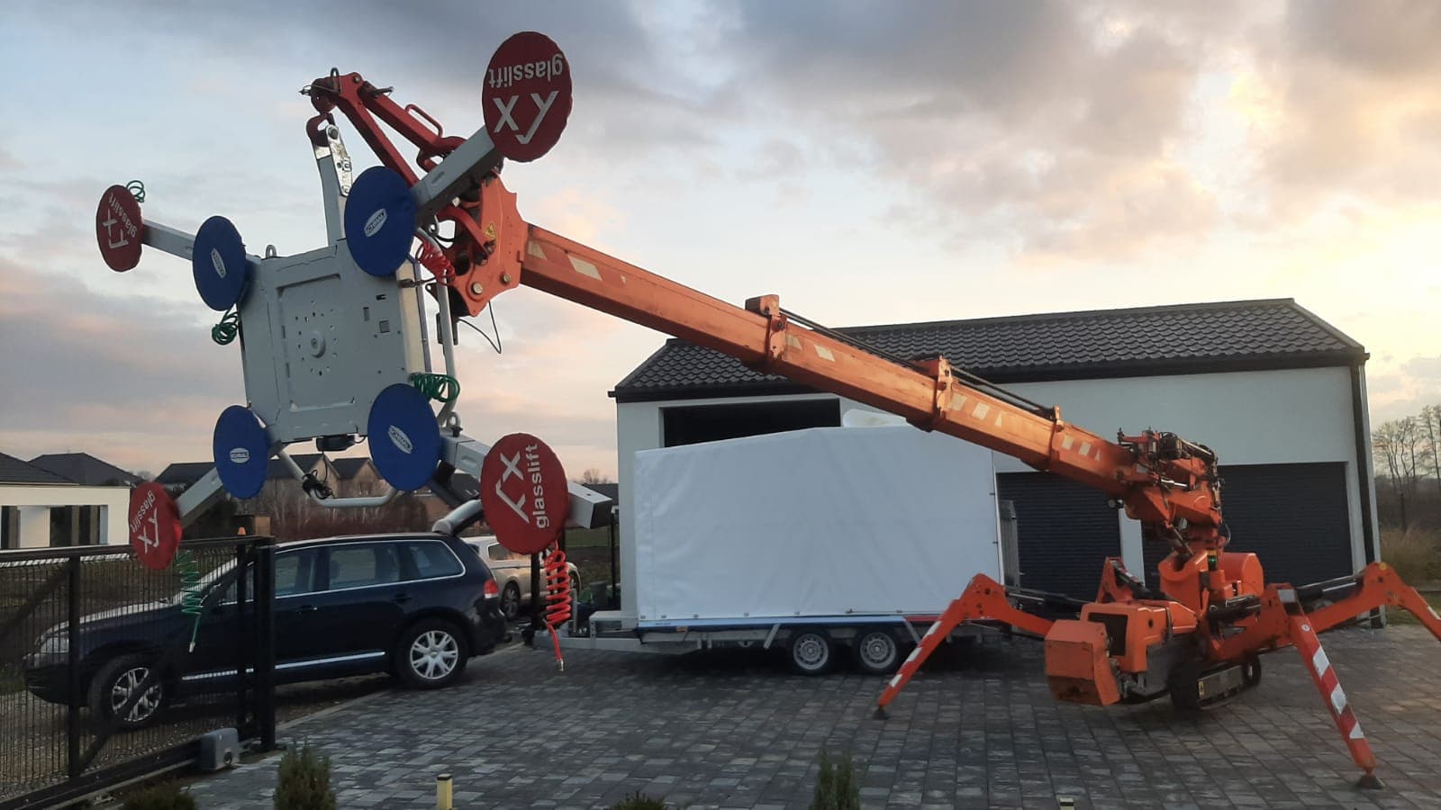 Precyzyjny montaż konstrukcji stalowych mini żurawiem JEKKO SPX 424